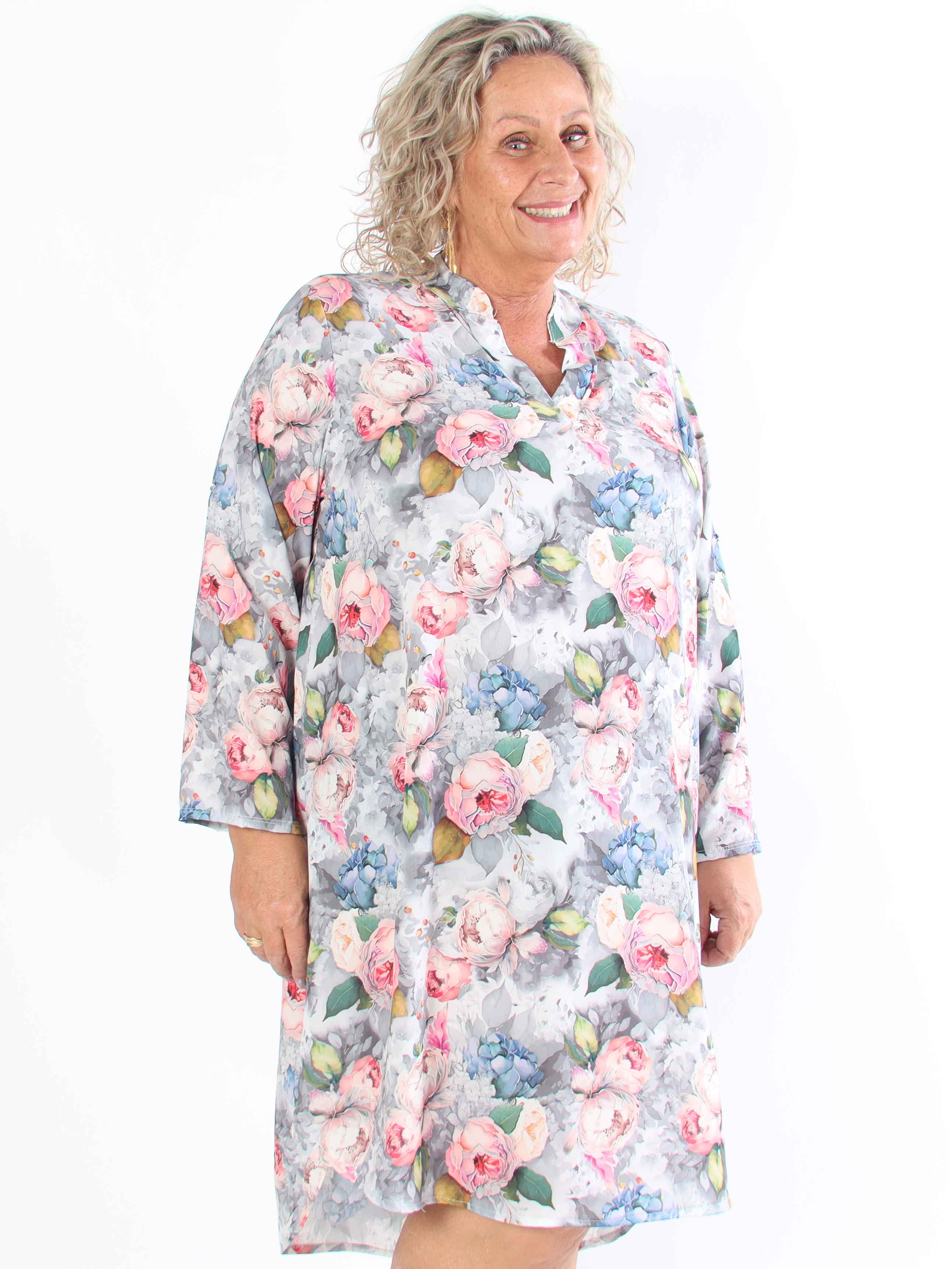 Vanesa Flower Dress - Plus size-klänning i viskos med blommiga motiv